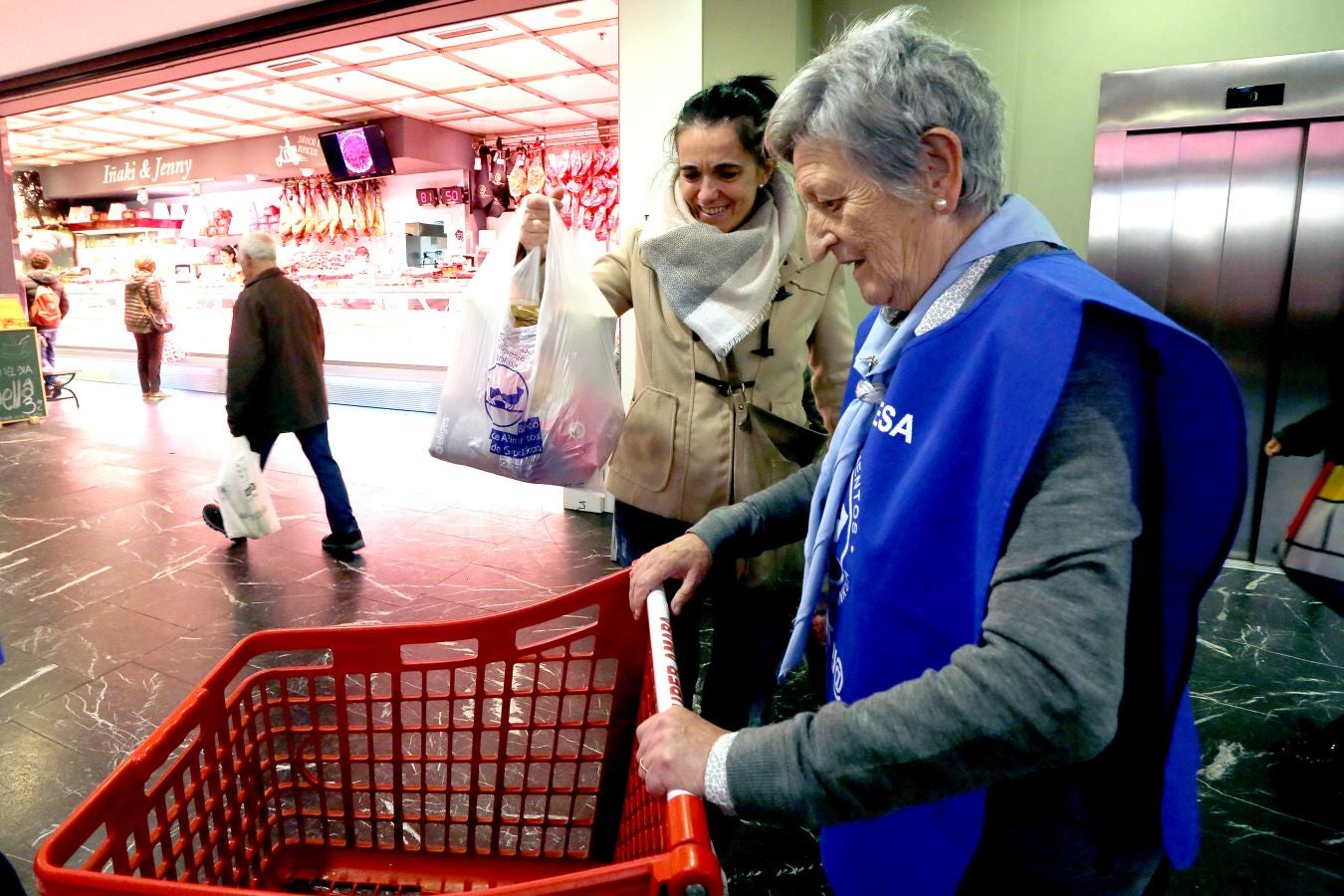 160 establecimientos se suman a la llamada del Banco de Alimentos de Gipuzkoa con el objetivo de que cada guipuzcoano done un kilo de alimentos para llegar a los 715.000