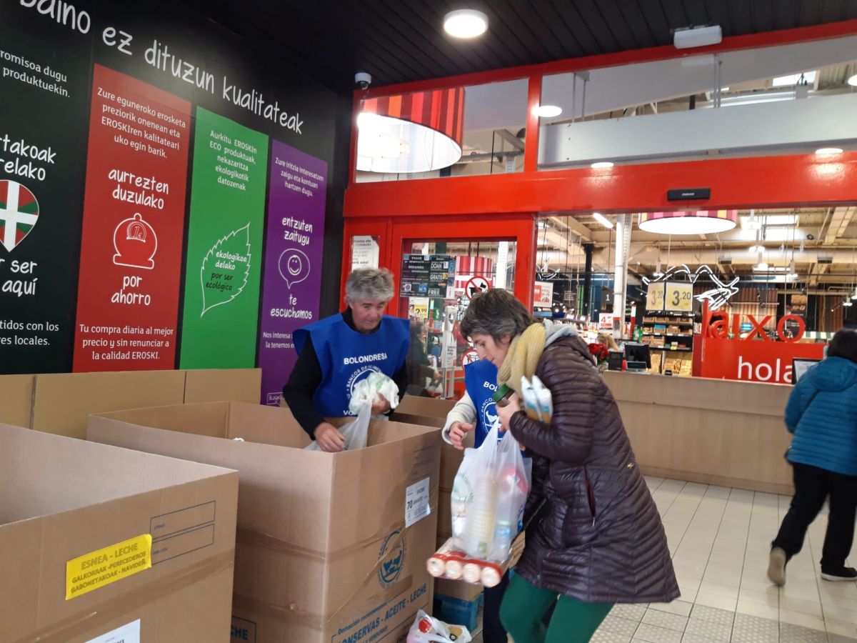160 establecimientos se suman a la llamada del Banco de Alimentos de Gipuzkoa con el objetivo de que cada guipuzcoano done un kilo de alimentos para llegar a los 715.000