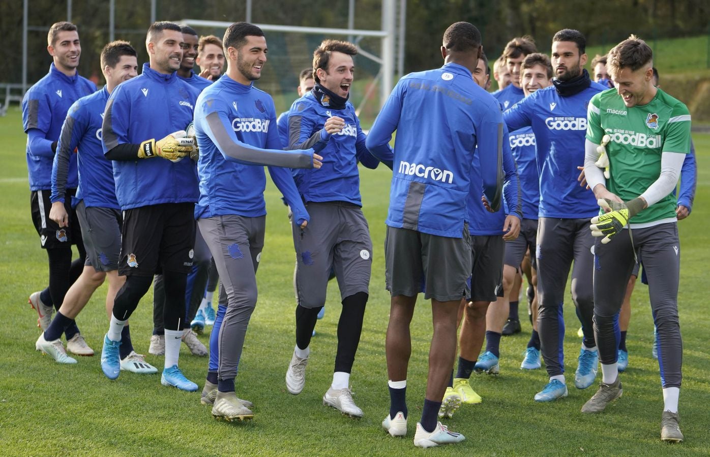 Los jugadores de la Real Sociedad se ejercitan en Zubieta horas antes de viajar a Madrid