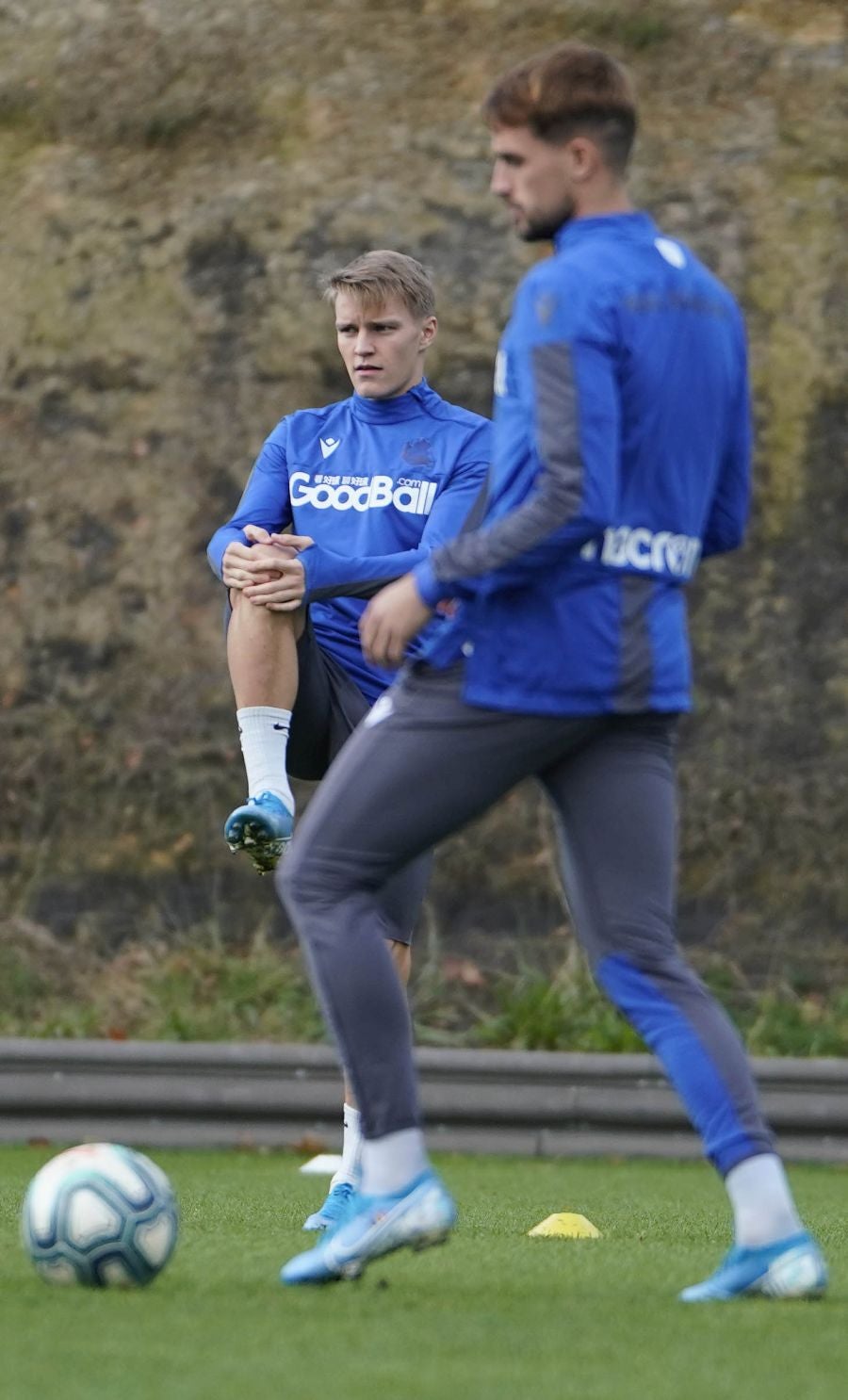 Los jugadores de la Real Sociedad se ejercitan en Zubieta horas antes de viajar a Madrid