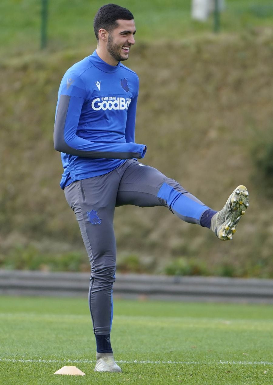 Los jugadores de la Real Sociedad se ejercitan en Zubieta horas antes de viajar a Madrid