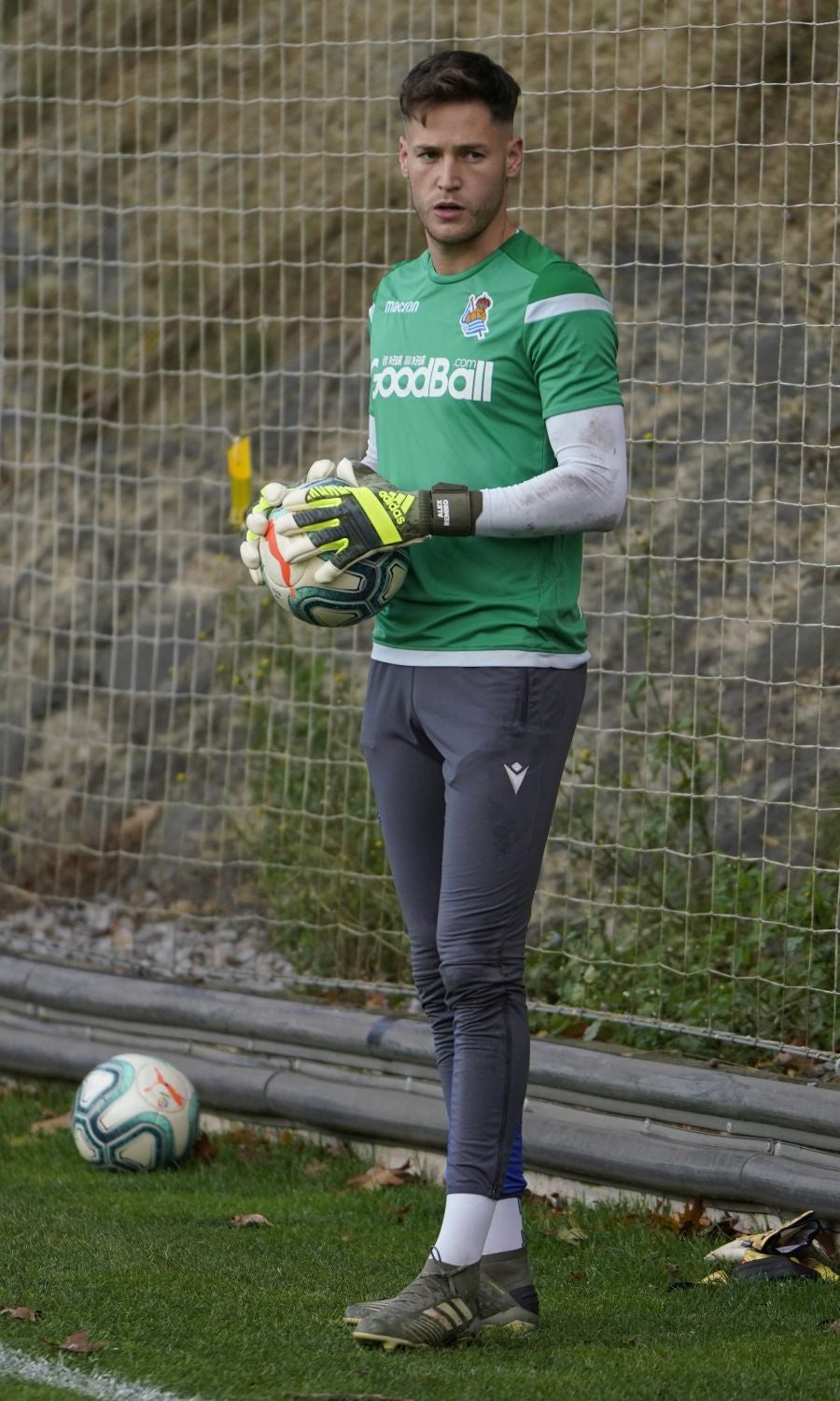 Los jugadores de la Real Sociedad se ejercitan en Zubieta horas antes de viajar a Madrid