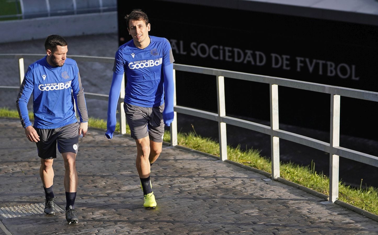 Los jugadores de la Real Sociedad se ejercitan en Zubieta horas antes de viajar a Madrid