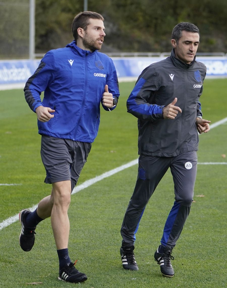 Los jugadores de la Real Sociedad se ejercitan en Zubieta horas antes de viajar a Madrid