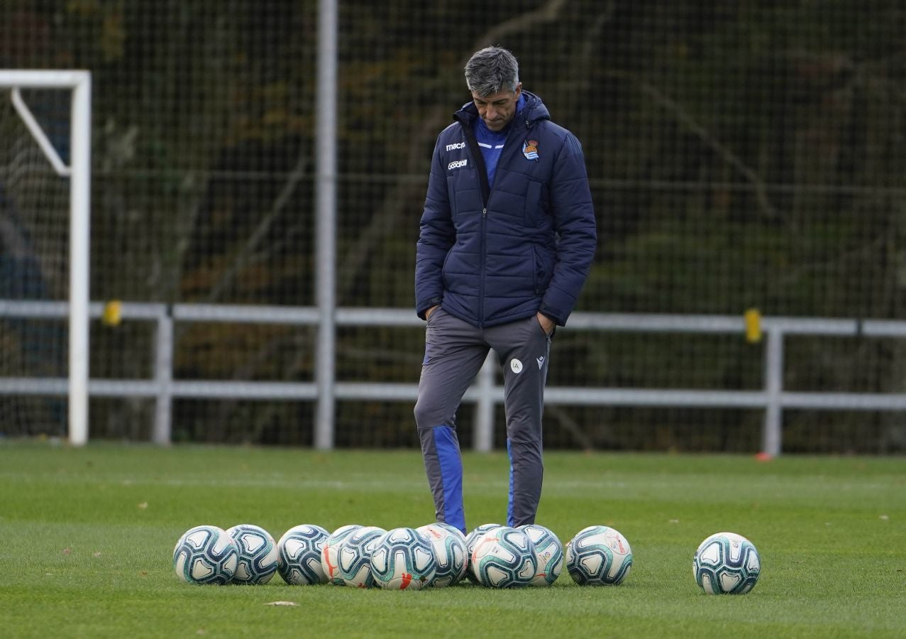 Los jugadores de la Real Sociedad se ejercitan en Zubieta horas antes de viajar a Madrid