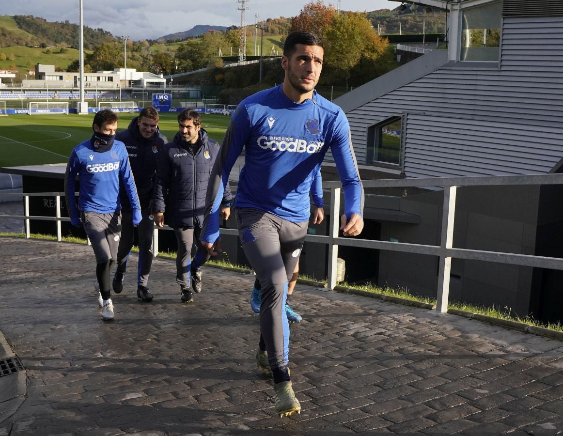 Los jugadores de la Real Sociedad se ejercitan en Zubieta horas antes de viajar a Madrid