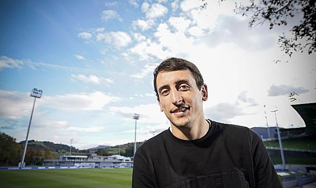 Mikel Oyarzabal se siente como en casa en las instalaciones de Zubieta, donde ayer recibió a este periódico tras el entrenamiento.