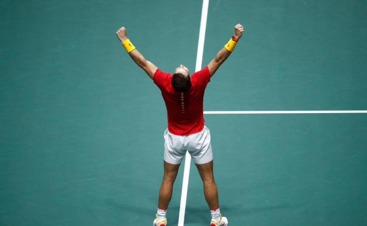 Rafa Nadal celebra la victoria en la eliminatoria ante Argentina.