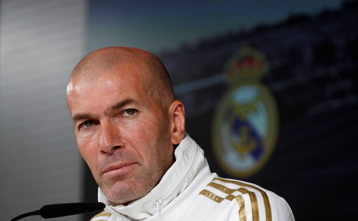 Zidane atiende a los medios en Valdebebas.