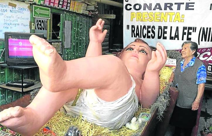 La estatua reposa en un pesebre.