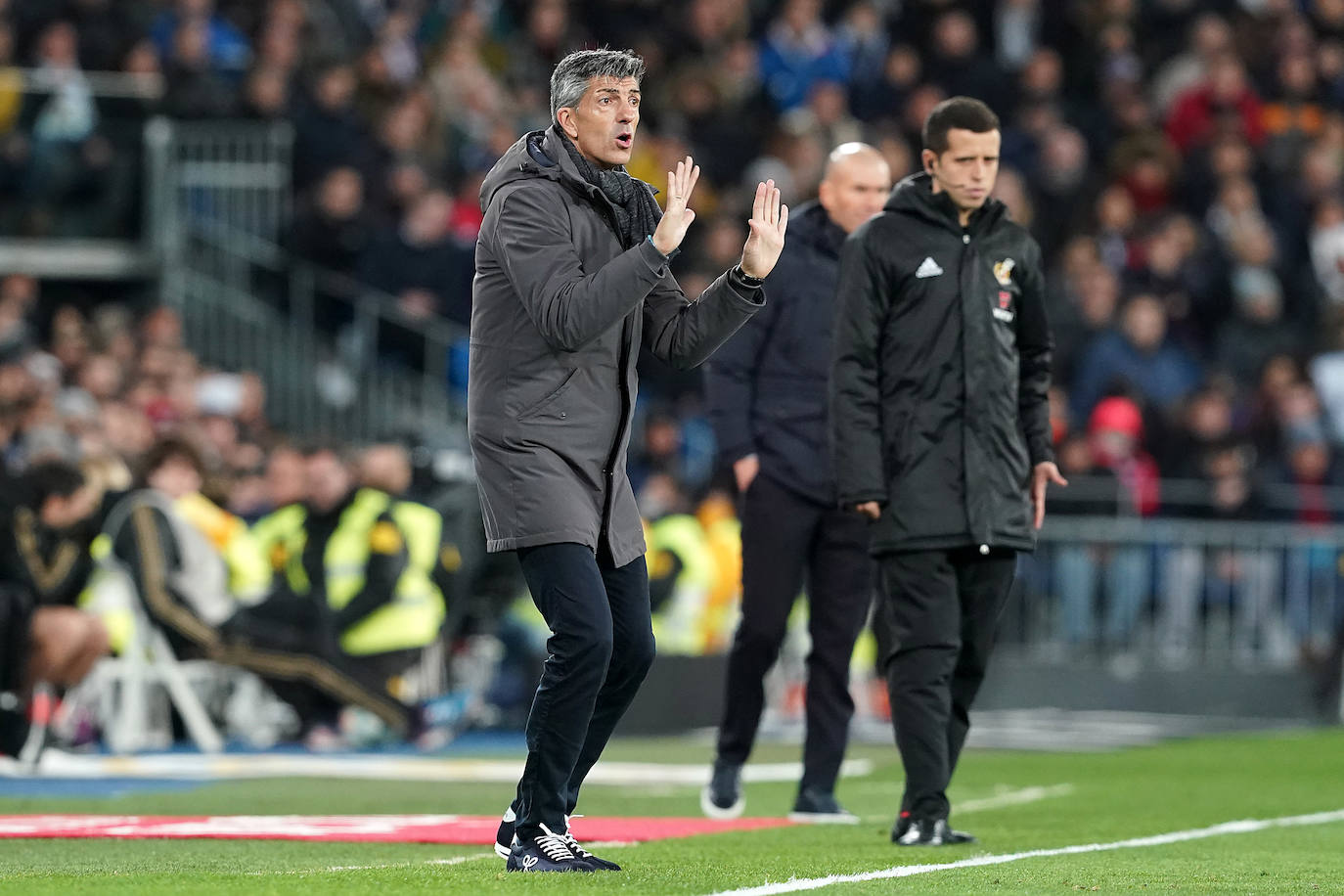 Imanol da instrucciones desde la banda durante el Real Madrid - Real Sociedad. 