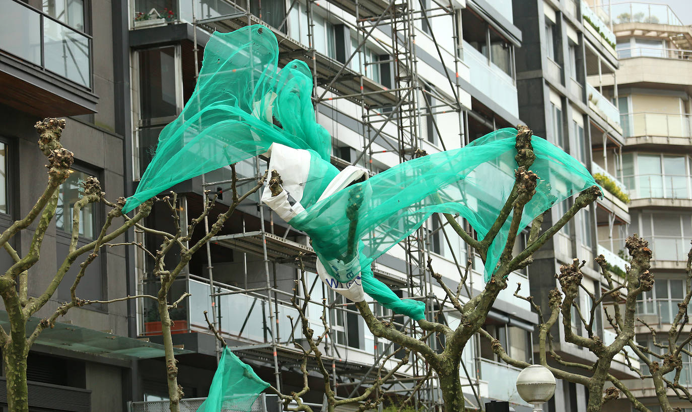El viento ha provocado numerosos daños materiales en Gipuzkoa, especialmente en Donostia, con árboles y andamios caídos por toda la ciudad.