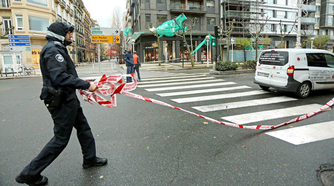 El viento ha provocado numerosos daños materiales en Gipuzkoa, especialmente en Donostia, con árboles y andamios caídos por toda la ciudad.