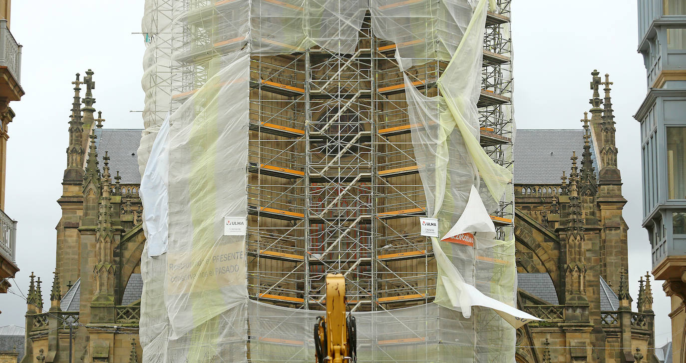 El viento ha provocado numerosos daños materiales en Gipuzkoa, especialmente en Donostia, con árboles y andamios caídos por toda la ciudad.