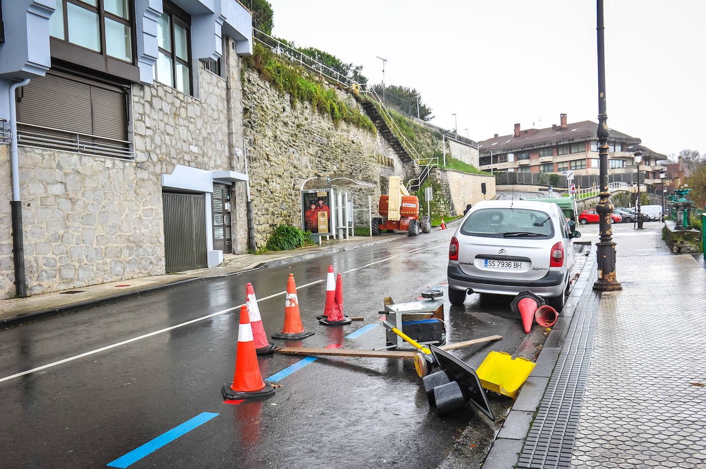 El viento ha provocado numerosos daños materiales en Gipuzkoa, especialmente en Donostia, con árboles y andamios caídos por toda la ciudad.