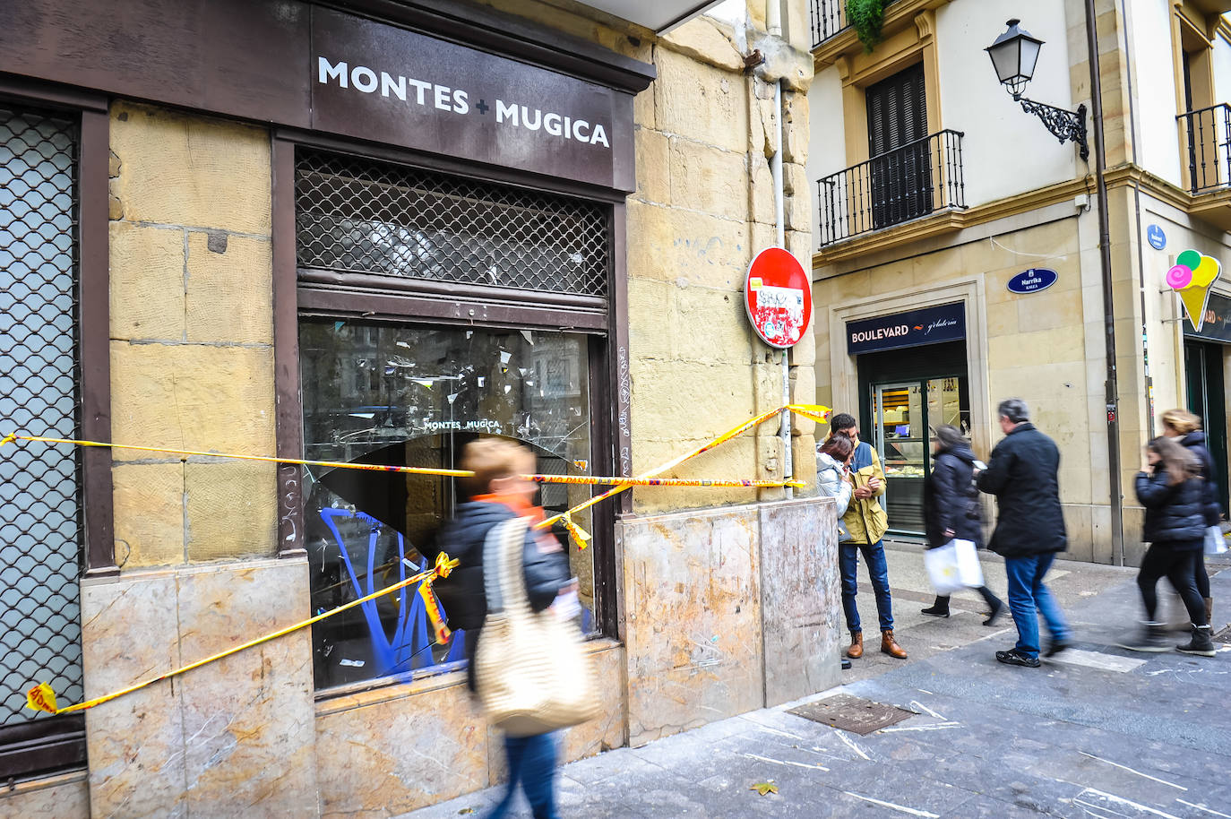 El viento ha provocado numerosos daños materiales en Gipuzkoa, especialmente en Donostia, con árboles y andamios caídos por toda la ciudad.