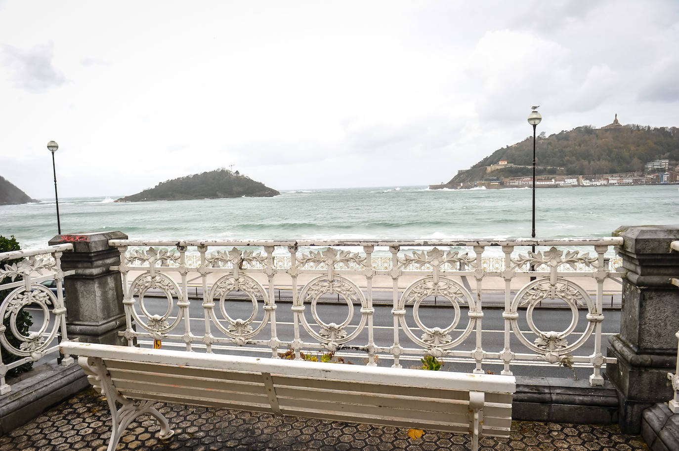 El viento ha provocado numerosos daños materiales en Gipuzkoa, especialmente en Donostia, con árboles y andamios caídos por toda la ciudad.