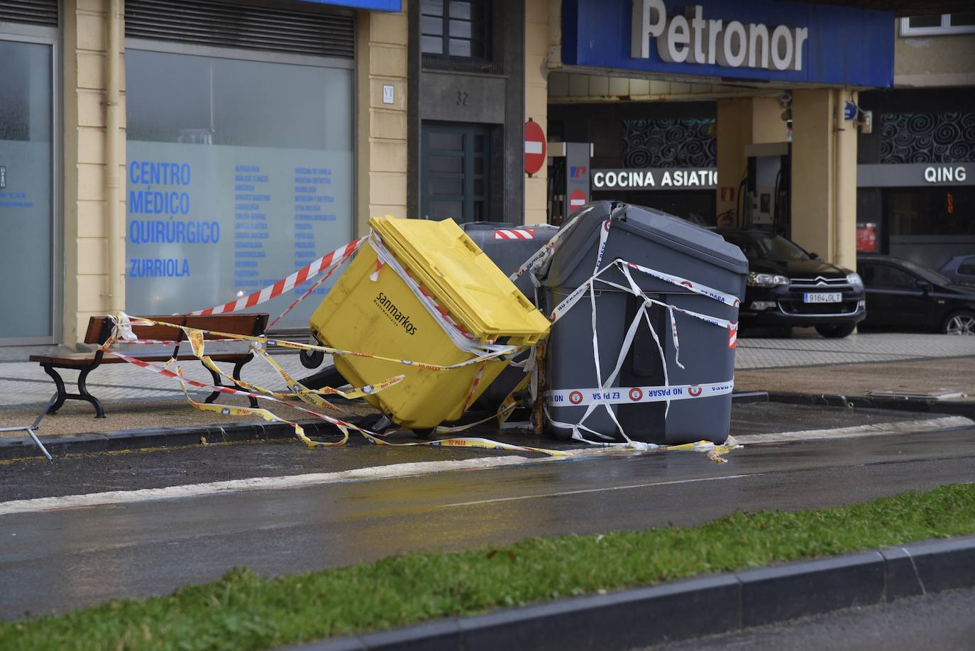 El viento ha provocado numerosos daños materiales en Gipuzkoa, especialmente en Donostia, con árboles y andamios caídos por toda la ciudad.
