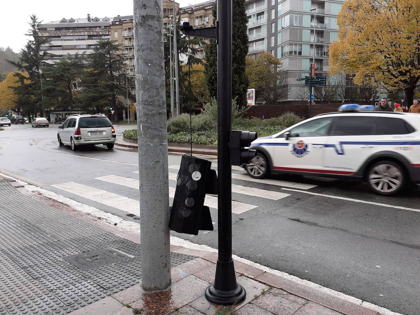 El viento ha provocado numerosos daños materiales en Gipuzkoa, especialmente en Donostia, con árboles y andamios caídos por toda la ciudad.