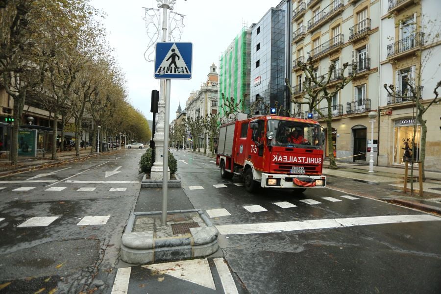 El viento ha provocado numerosos daños materiales en Gipuzkoa, especialmente en Donostia, con árboles y andamios caídos por toda la ciudad.