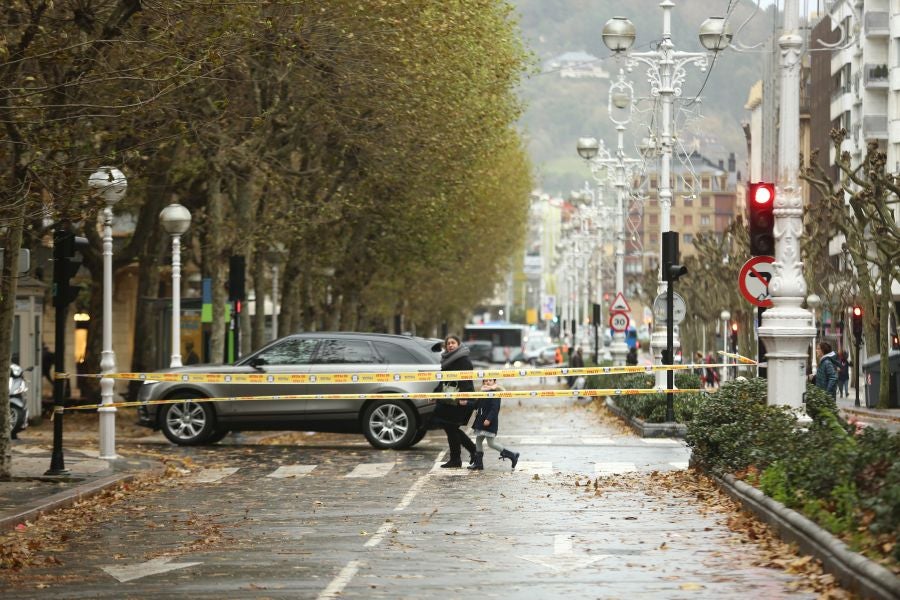 El viento ha provocado numerosos daños materiales en Gipuzkoa, especialmente en Donostia, con árboles y andamios caídos por toda la ciudad.