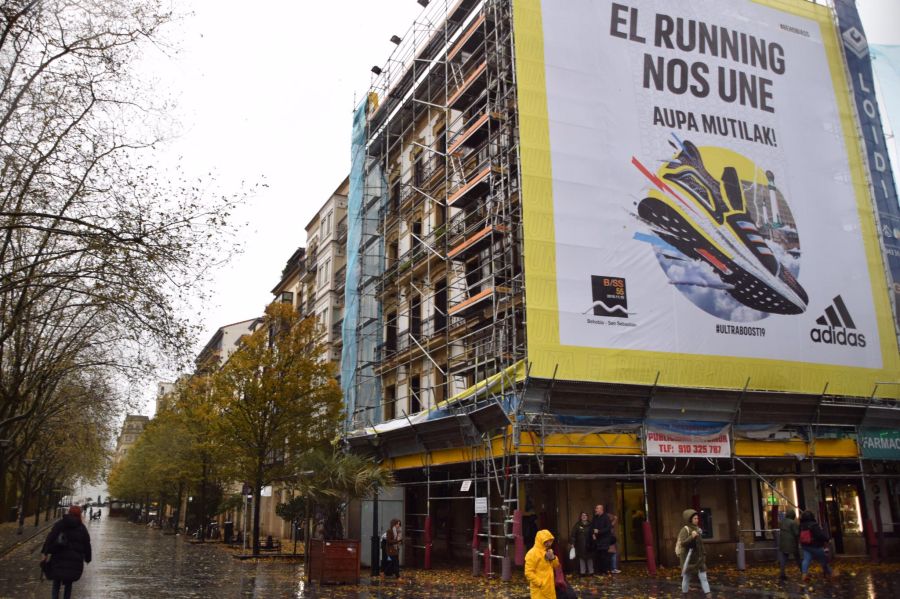El viento ha provocado numerosos daños materiales en Gipuzkoa, especialmente en Donostia, con árboles y andamios caídos por toda la ciudad.