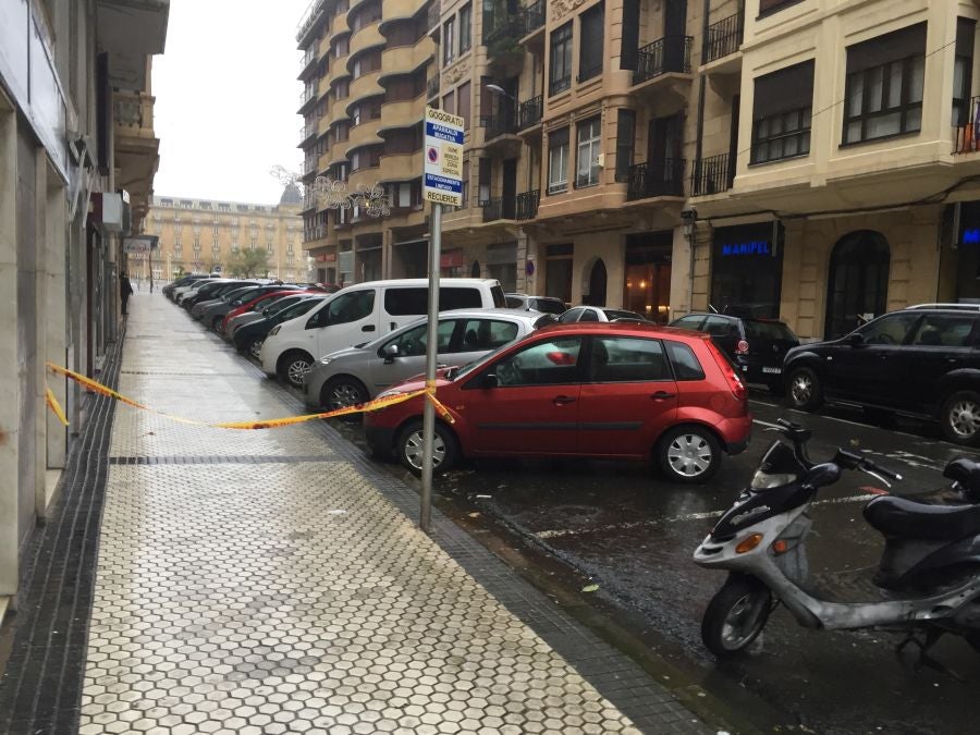 El viento ha provocado numerosos daños materiales en Gipuzkoa, especialmente en Donostia, con árboles y andamios caídos por toda la ciudad.