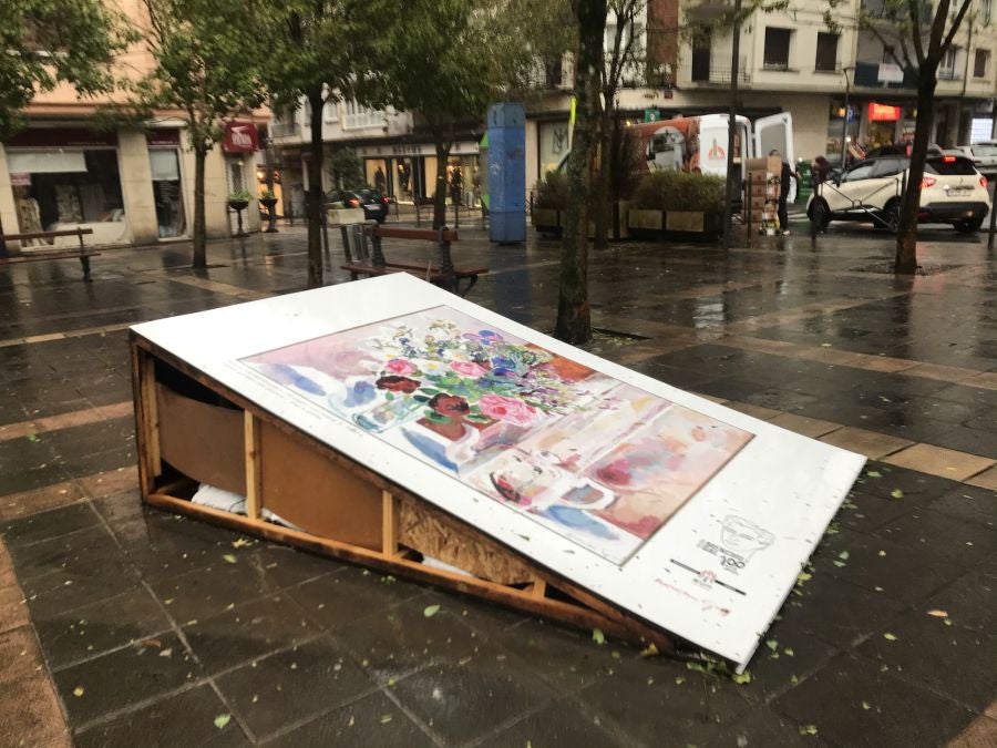 El viento ha provocado numerosos daños materiales en Gipuzkoa, especialmente en Donostia, con árboles y andamios caídos por toda la ciudad.