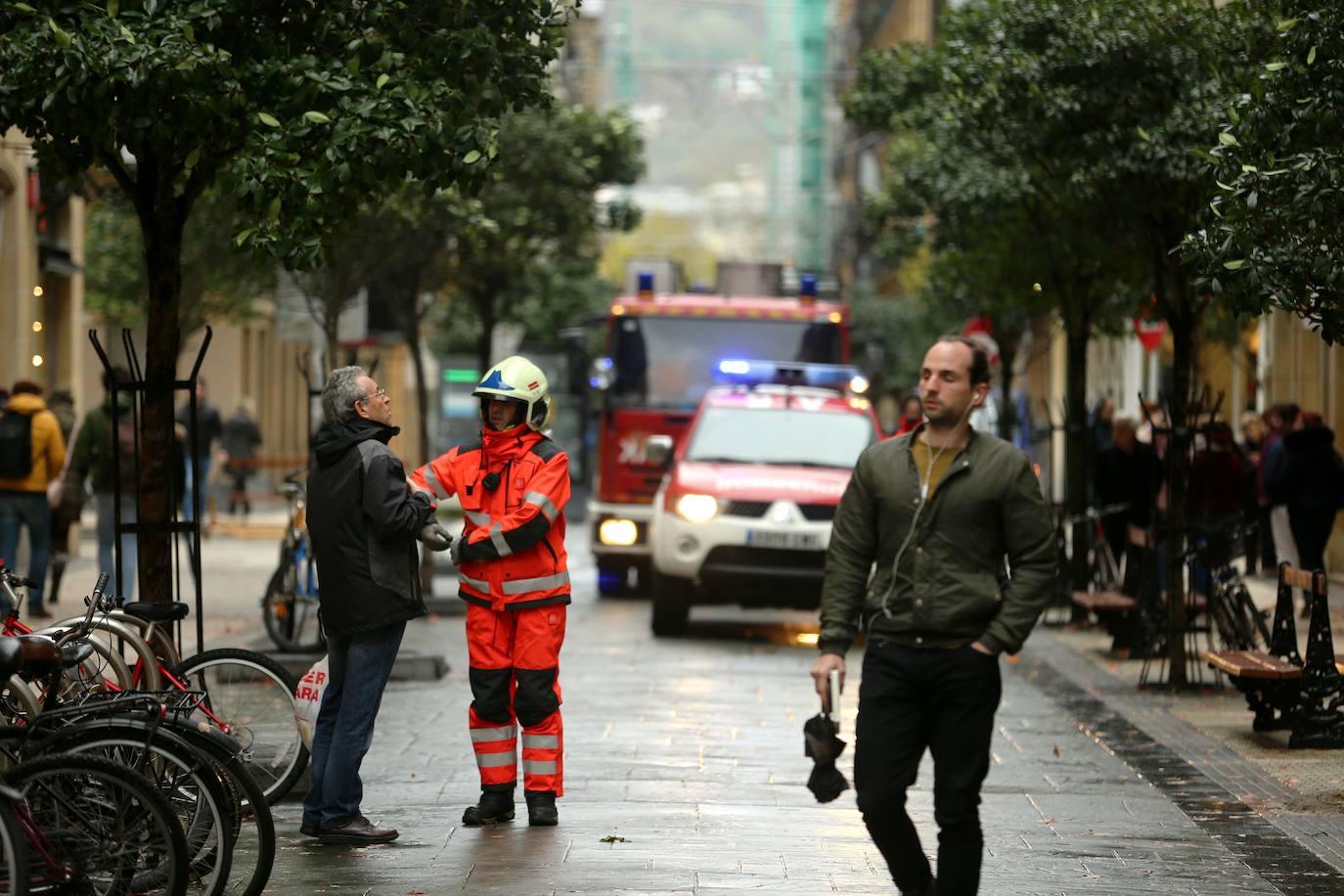 El viento ha provocado numerosos daños materiales en Gipuzkoa, especialmente en Donostia, con árboles y andamios caídos por toda la ciudad.