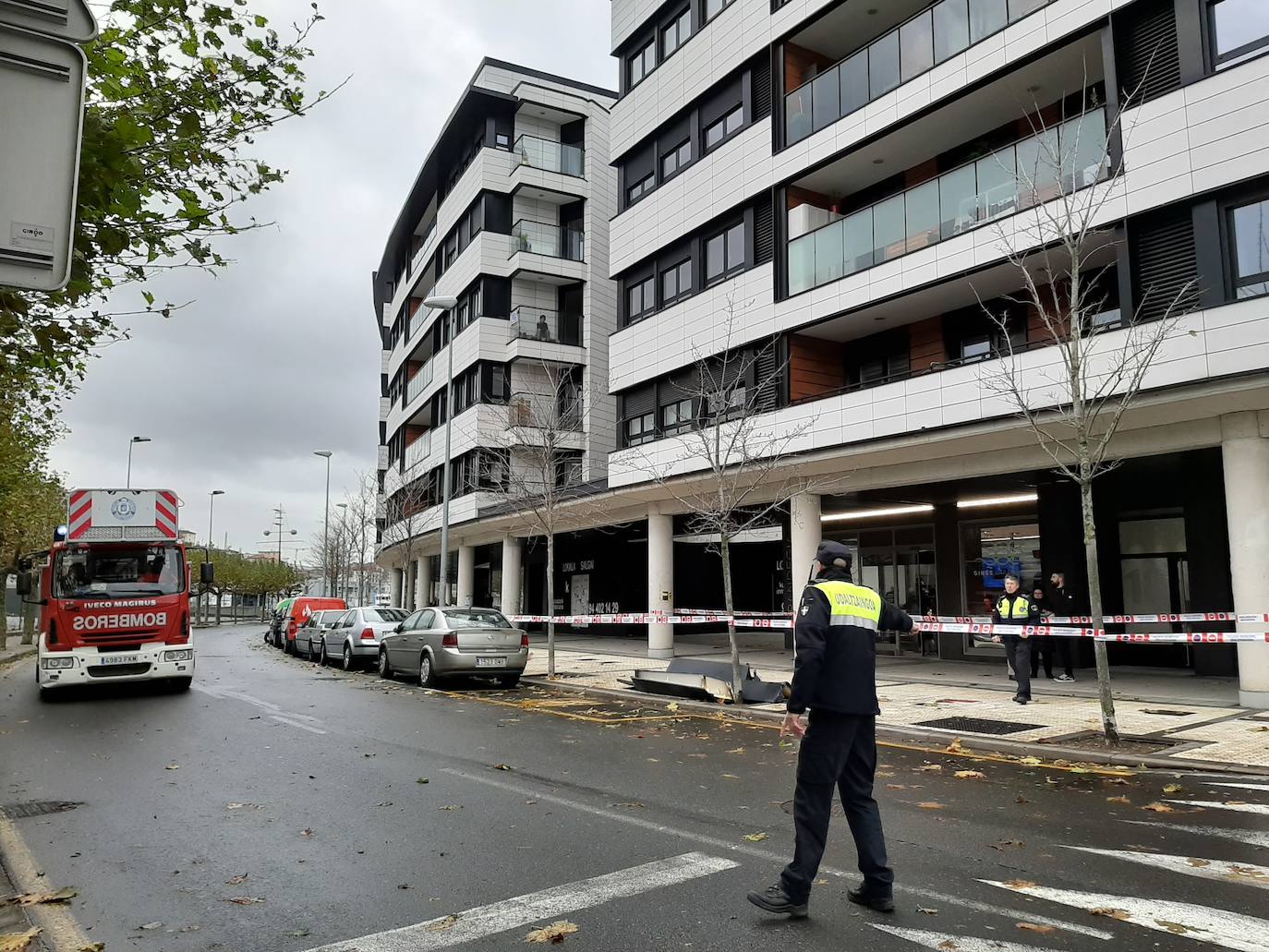 El viento ha provocado numerosos daños materiales en Gipuzkoa, especialmente en Donostia, con árboles y andamios caídos por toda la ciudad.