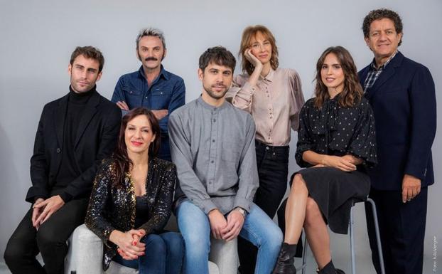 Imagen principal - El reparto de 'Explota explota', encabezado por Ingrid García-Jonsson, y Pedro Casablanc en el papel del censor.