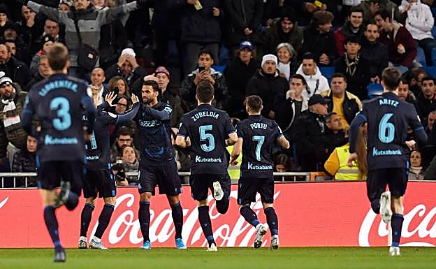 Los jugadores de la Real celebran el gol de Willian José. 