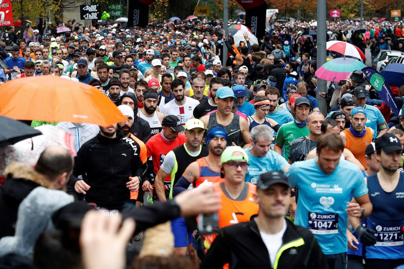 La 42 edición del maratón donostiarra ha tenido 3.076 inscritos, de los que han salido 2.664, en los 42 kilómetros, y en total con las distancias de 10 k y Medio maraton a cerca de 8.000 participantes.