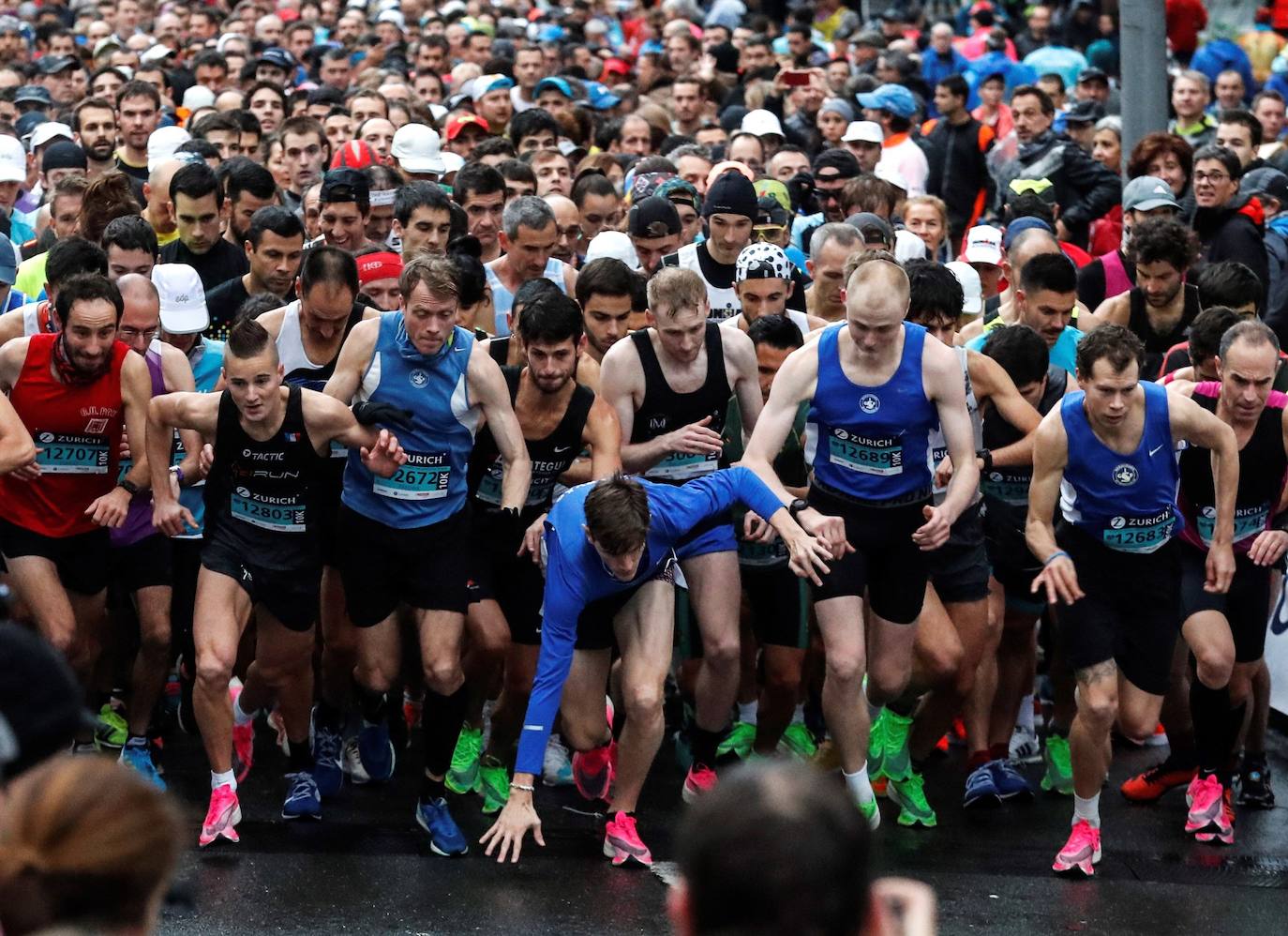 La 42 edición del maratón donostiarra ha tenido 3.076 inscritos, de los que han salido 2.664, en los 42 kilómetros, y en total con las distancias de 10 k y Medio maraton a cerca de 8.000 participantes.