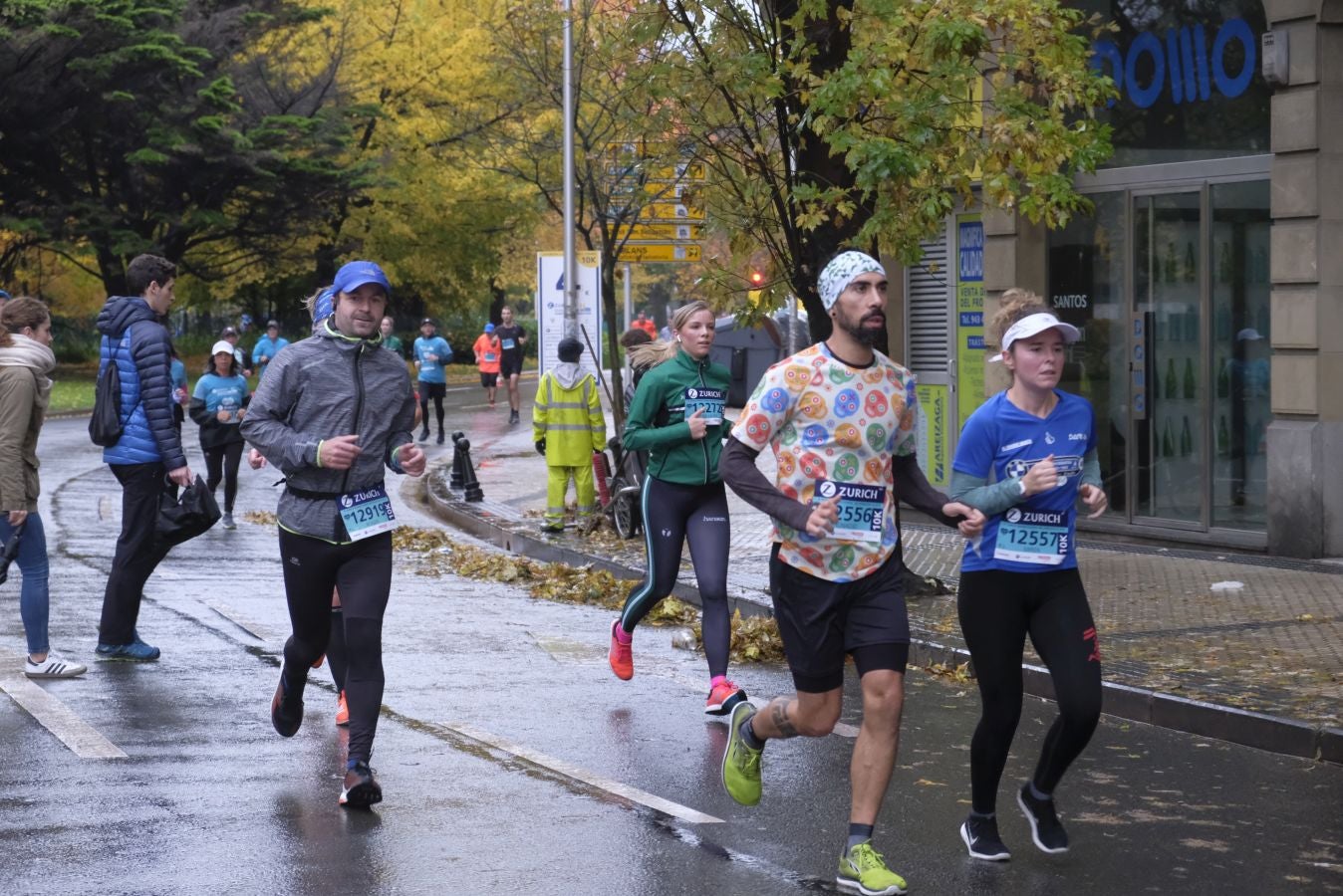 3.000 corredores han salido hoy desde Paseo de Errondo para dar las dos vueltas al recorrido y completar los 42,195 kilómetros. 