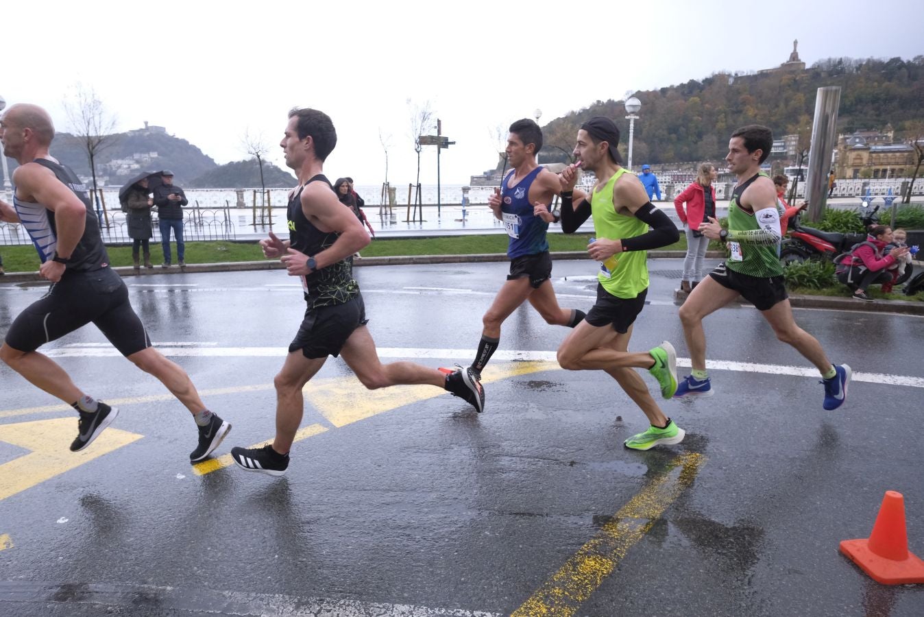 3.000 corredores han salido hoy desde Paseo de Errondo para dar las dos vueltas al recorrido y completar los 42,195 kilómetros. 