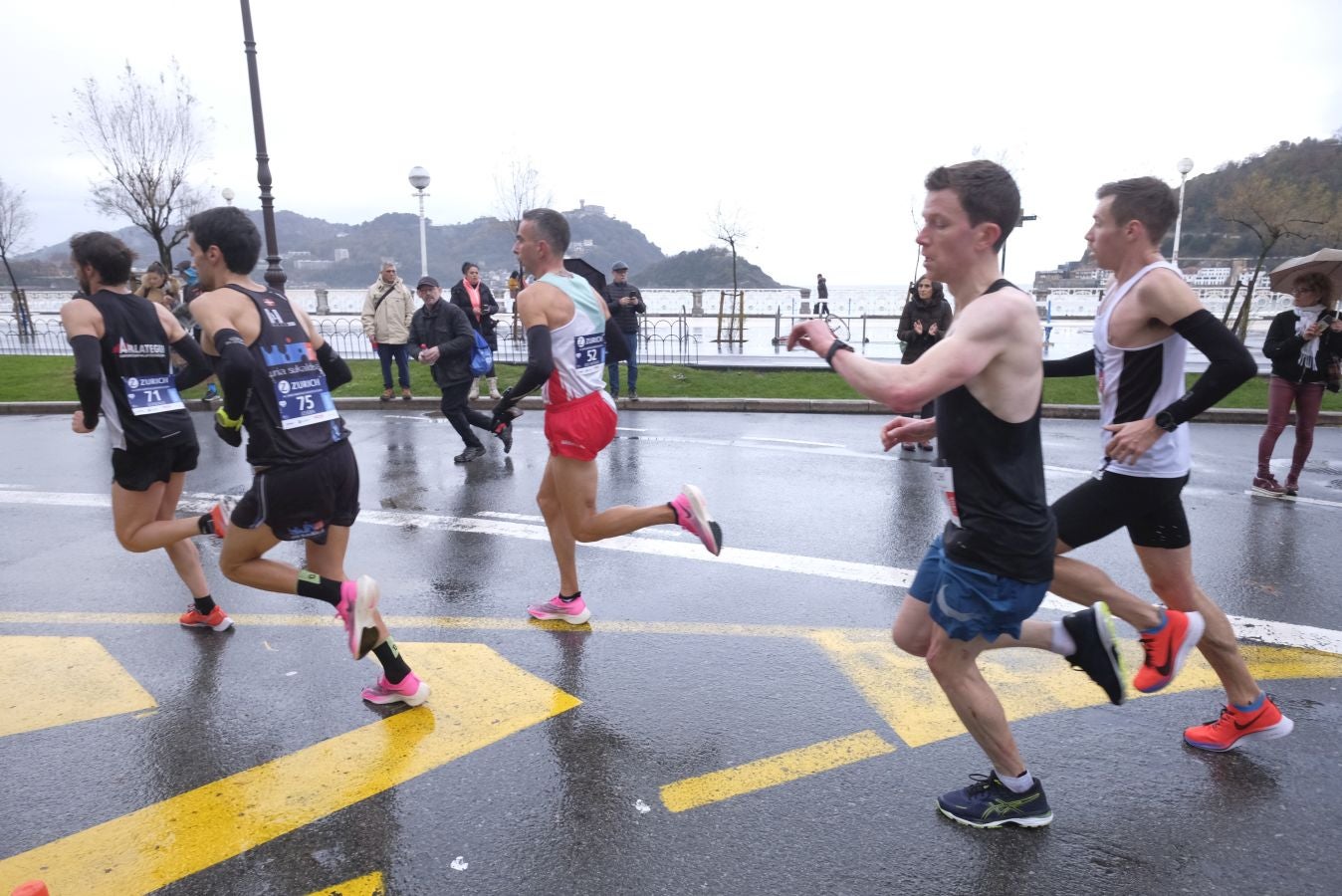 3.000 corredores han salido hoy desde Paseo de Errondo para dar las dos vueltas al recorrido y completar los 42,195 kilómetros. 