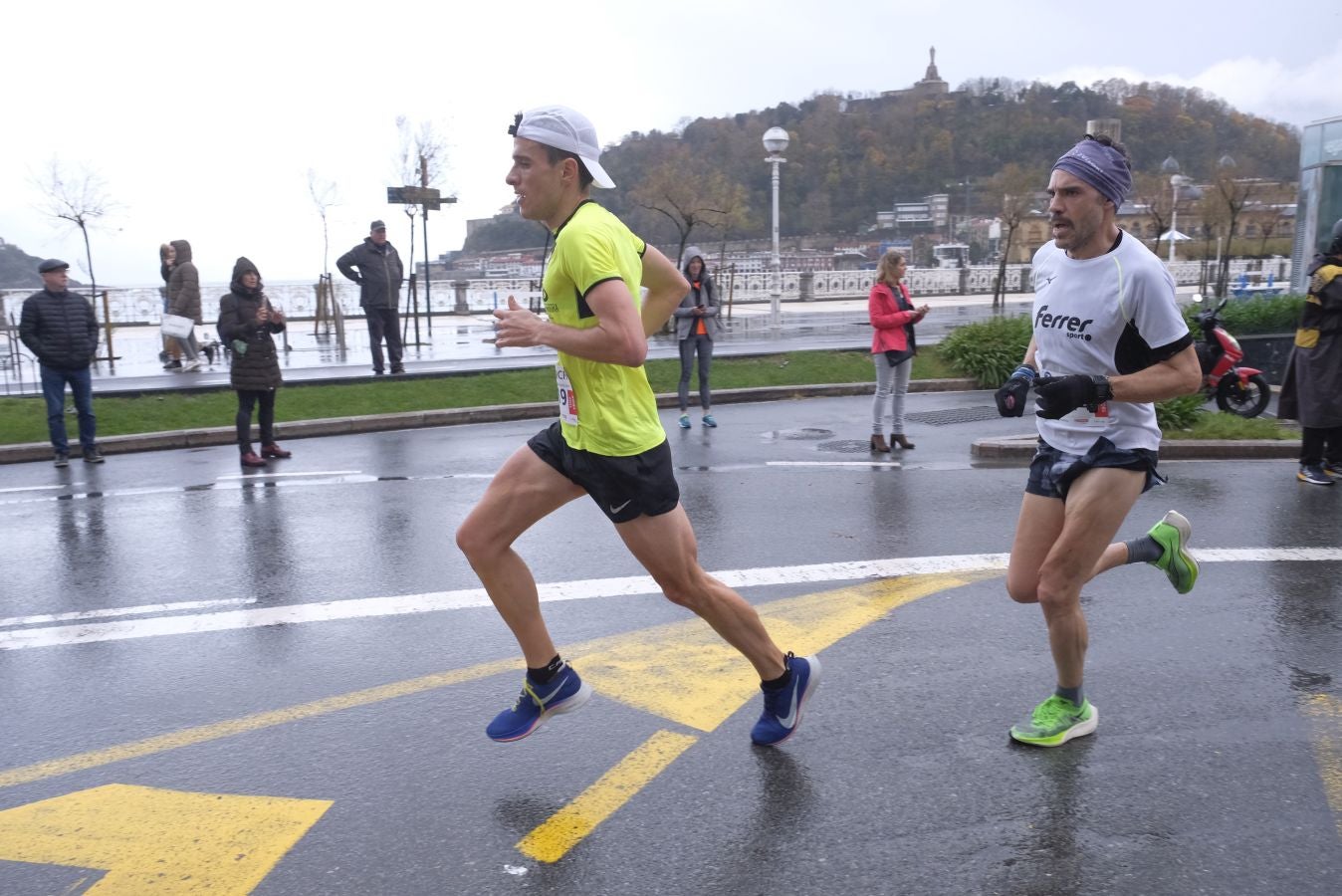 3.000 corredores han salido hoy desde Paseo de Errondo para dar las dos vueltas al recorrido y completar los 42,195 kilómetros. 