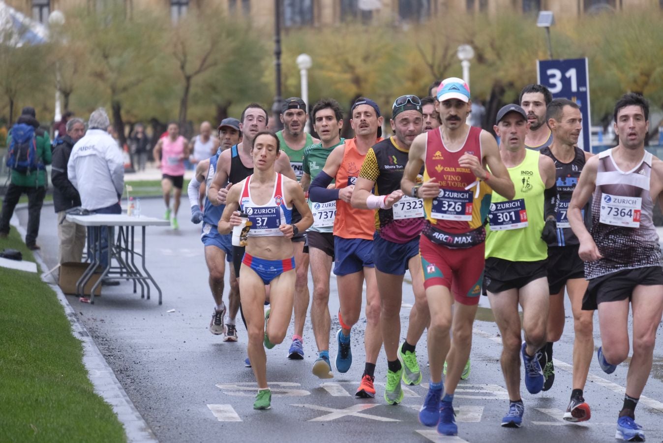 3.000 corredores han salido hoy desde Paseo de Errondo para dar las dos vueltas al recorrido y completar los 42,195 kilómetros. 