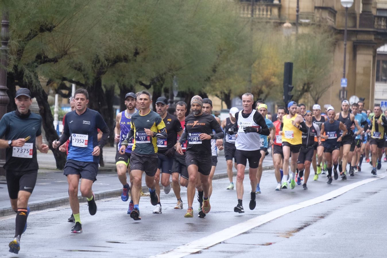 3.000 corredores han salido hoy desde Paseo de Errondo para dar las dos vueltas al recorrido y completar los 42,195 kilómetros. 