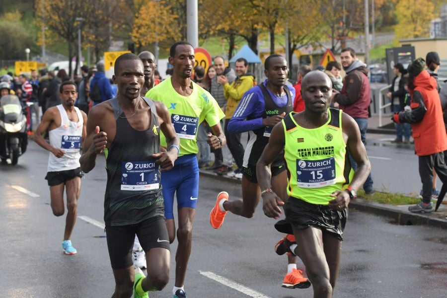 3.000 corredores han tomado salida desde el Paseo de Errondo para dar las dos vueltas al recorrido y completar los 42,195 kilómetros. 