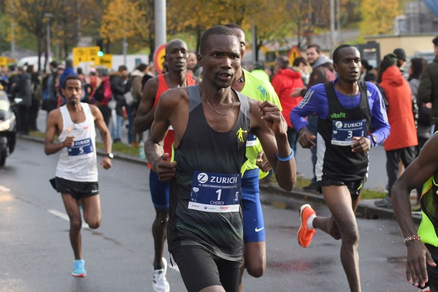 3.000 corredores han tomado salida desde el Paseo de Errondo para dar las dos vueltas al recorrido y completar los 42,195 kilómetros. 