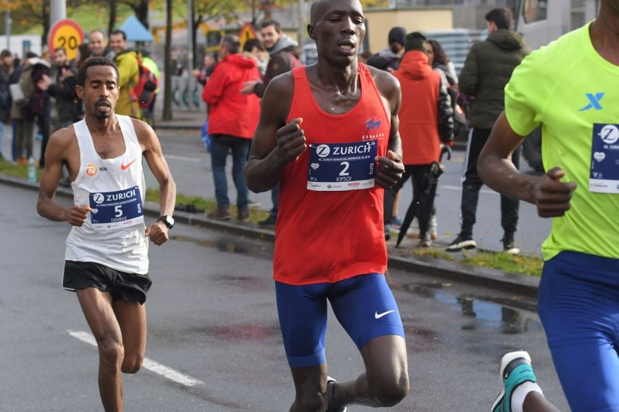 3.000 corredores han tomado salida desde el Paseo de Errondo para dar las dos vueltas al recorrido y completar los 42,195 kilómetros. 