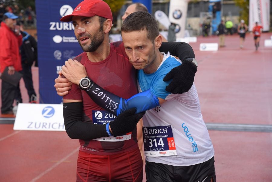 3.000 corredores han tomado salida desde el Paseo de Errondo para dar las dos vueltas al recorrido y completar los 42,195 kilómetros. 