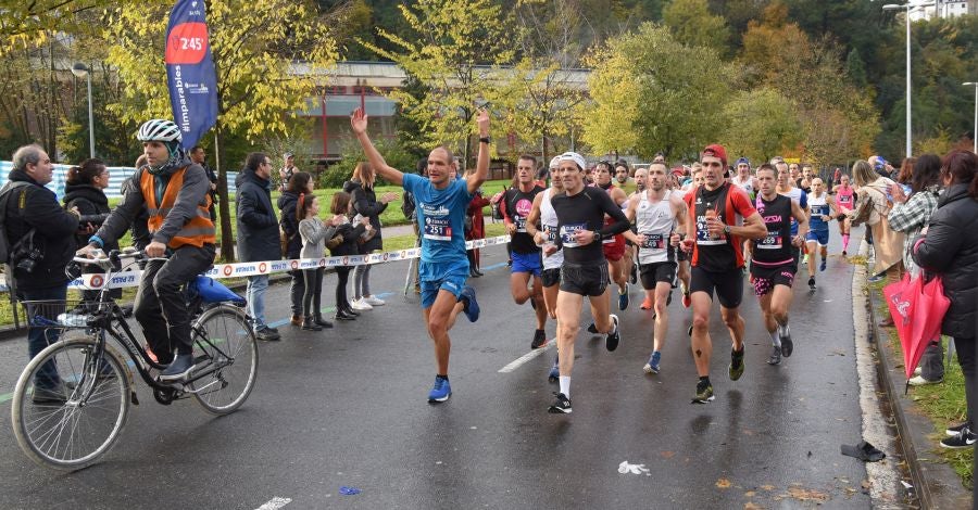 3.000 corredores han tomado salida desde el Paseo de Errondo para dar las dos vueltas al recorrido y completar los 42,195 kilómetros. 