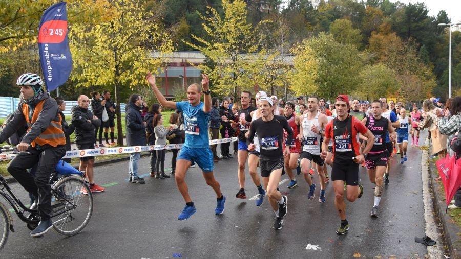 3.000 corredores han tomado salida desde el Paseo de Errondo para dar las dos vueltas al recorrido y completar los 42,195 kilómetros. 