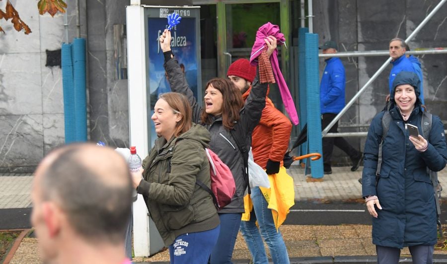 3.000 corredores han tomado salida desde el Paseo de Errondo para dar las dos vueltas al recorrido y completar los 42,195 kilómetros. 