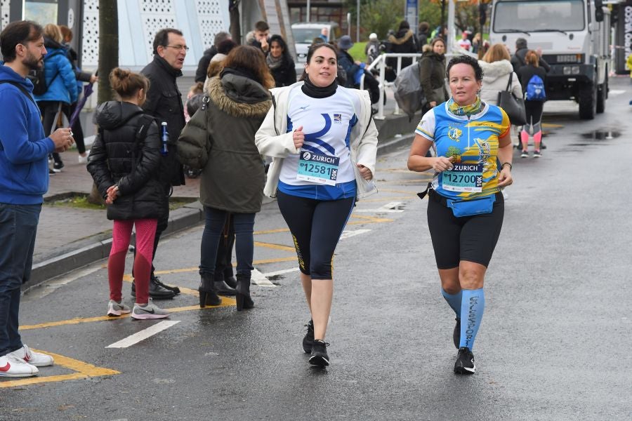 3.000 corredores han tomado salida desde el Paseo de Errondo para dar las dos vueltas al recorrido y completar los 42,195 kilómetros. 