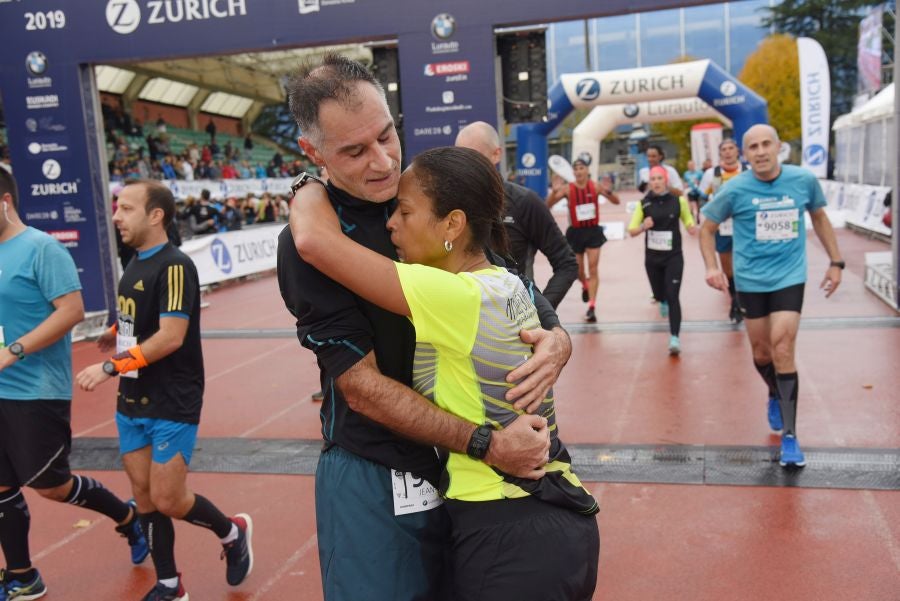 3.000 corredores han tomado salida desde el Paseo de Errondo para dar las dos vueltas al recorrido y completar los 42,195 kilómetros. 