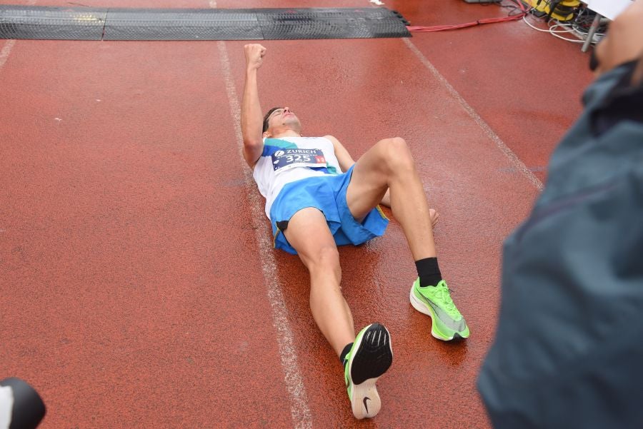 3.000 corredores han tomado salida desde el Paseo de Errondo para dar las dos vueltas al recorrido y completar los 42,195 kilómetros. 